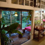 ビストロ・オヂ - ダイニングからサンルームを