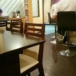 ちゃぼん - 店内の様子。テーブル4卓とカウンター席