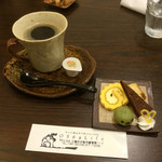 マサロ ア ライフ - 大麦コーヒーとデザート。美味しいのに1口ずつしか無いのが残念。リンゴのケーキ（チョコレートケーキの下のやつ）が美味しかった。