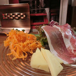 ラ・クローヌ - タパス盛り合わせ3品；ゴーダチーズ・キャロット ラぺ・プロシュート 669円。
