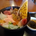 博多豊一長浜食堂 - 雲丹気分でしたので「スーパー海鮮丼（1180円：税込）」を頂きました。
            「海鮮汁」も付くのですが「鯖」が入っている可能性があるそうですので、丼だけ単品で。
            ご飯は半量にして頂いています。