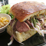 トレエウーノ サンドイッチ - 「イタリアのモツサンド」：イタリアの屋台ではお馴染みの「パニーノ」を、より“肉肉しく”！　しかも、日本人が食べ易くなるようにと…豚の頬肉・タン・ハツを、野菜の出汁で茹でたそう♪