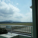 平田牧場 - 飛行機の離陸が見えます