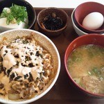 すき家 - 明太高菜マヨ牛丼＋豚汁健康セット＋生卵