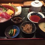 塚本鮮魚店 - ボリューム満点の海鮮丼。