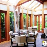 レオーニ - 席と席との間も広くてゆったりした空間