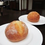 レオーニ - 焼きたての熱々のハード系のプチパン