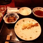 天ぷら新宿つな八 総本店 - 車えび（ちょっと食べてしまった）左は抹茶塩、赤紫蘇塩、塩
