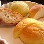 ベーカリーアンドテーブル - ハーブのパン