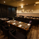 イタリアン 亀戸 Osteria Hana - 4名様テーブルと6名様テーブルが各2つ、切れ目のない一枚板のテーブルなので一体感抜群◎