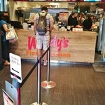 ウェンディーズ・ファーストキッチン - 店内は相変わらずの狭さ