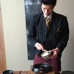 日本料理　時宜 - イケメンスタッフが釜炊きご飯をよそってくれました！このご飯、皮一枚のおこげが付いた最高の状態です！