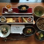 日本料理　時宜 - 朝食膳が運ばれてきました！おお！器が変わりましたね！エッジの立ったシャープな器です！色合いも渋くて高級感がある