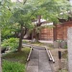ゆるりcafe - お寺の敷地に入って、左側に「ゆるりカフェ」さんの建屋があります