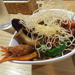 Ｃｕｒｒｙ　Ｈｏｕｓｅ　Ｄｒ　Ｓｐｉｃｅ　Ｌａｂ - エリンギ、唐辛子（万願寺？伏見？）、黄パプリカ、蓮根、じゃが芋、さつま芋、ナスなどなど揚げ野菜たっぷり。ルーはスパイシーだけど優しい辛さ。辛いのがお好きな方は辛口がオススメ！
                                色合いがキレイで感激！