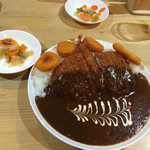 Ｃｕｒｒｙ　Ｈｏｕｓｅ　Ｄｒ　Ｓｐｉｃｅ　Ｌａｂ - 全部食べたい、というユニークなメニュー名！
                                名前の通り、大満足な気持ちにさせてくれます！
                                左右対称に並んだフライ物やトンカツが美しい✨✨✨