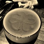 Irish Pub THE HAKATA HARP - ギネスビールにクローバー♪（よく見えるように画像加工しました）