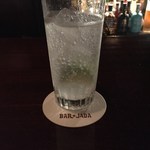 バー ジャダ - H27.8　ウオッカトニックのグラスはアンティークバカラ製