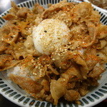 味噌屋 雷門 - 温泉玉子付きぶた丼（ライス大盛り４００ｇ）に七味唐辛子