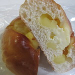 月花堂 - 中に角切りチーズと相性抜群のマユネーズをたっぷり使った美味しいパンです。
