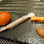 Lien - アミューズ
      ブリオッシュ、チーズスティック、減農薬のリンゴのジャム
      紙に包まれたのはフォアグラのヌガー
      