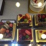 41213295 - マカロンを乗せた小さいケーキ　二人用くらいかな