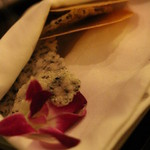 Saffron - クラッカー2種類がお通しとして出されます