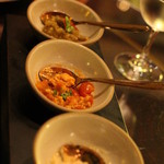 Saffron - これがクラッカー用のソース。辛いくないの、中くらいの、とーっても辛いの、の3種類です