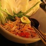 Saffron - 大のお気に入り、青いパパイヤのサラダ。タイの本格仕様ですが、非常に品のある仕上げです。