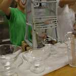 ひみつ堂 - 席の目の前がかき氷を作る製氷機が鎮座している事もあって、しばしかき氷が出来上がる様を見ている事にしました。