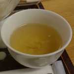 ひみつ堂 - 冷たいほうじ茶がセットされています。