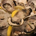 Kaki Goya - 牡蠣や魚介を焼いている間に生牡蠣もどうぞ！