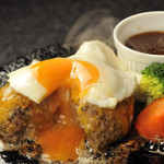 下北沢 とろける大人のハンバーグ - とにかく、とろけます！食べた瞬間に肉汁を残して消える食感をお楽しみ下さい。