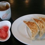417 - 餃子、サービスのデザートと麦茶
