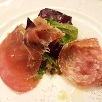 フラットリア - 生ハムのサラダ仕立てと本日のおすすめ前菜盛り合わせ