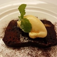 フラットリア - レアチョコレートのテリーヌ バニラジェラート添え