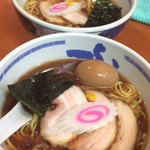 たけちゃんにぼしらーめん - 醤油ラーメンと手前がスペシャルラーメン