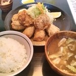 Jiza Ketoryouri No Mori Tatsuyama Gataten - 限定合盛り唐揚げ定食。ご飯中、味噌汁大。