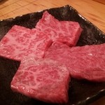 立喰い焼肉 治郎丸 - 上から時計回りにリブ芯　ハネシタ　　イチボ サーロイン