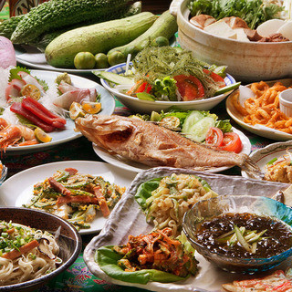 多彩なラインナップの沖縄料理と、心温まるサービスでおもてなし