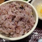 定食屋 百菜 旬 博多一番街店 - 普通のご飯の代わりに雑穀ごはんにしました。