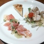 cafe capri + Dining Bar - 前菜（生ハムサラダ、ポテトオムレツ、シーフードマリネ）
