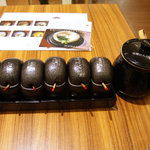 茶鍋cafe saryo - 茶鍋用のスパイスたち。容器もおしゃれです。