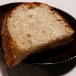 ビステッケリア エノテカ イル モーロ - バゲット
      表面はやや固めなのだが中は薄茶色でふっくらしていてほんのり甘味がある