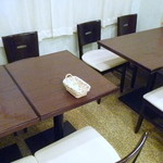 マナ キッチン - グループで来ても安心なテーブル席