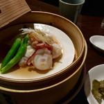 中華 酒菜 くるみ - タコの老酒蒸
      あっさりさっぱりいろんなお酒に合うと思います。