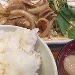 まんば - ランチの生姜焼き定食！小鉢とウーロン茶が付いて800円