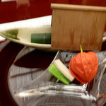 渡風亭 - 七月：前菜（屋形船　笹にうの花鮎、燻製れもん羹、チーズ玉子、ほうずきにトマト、短冊白瓜とサンド）