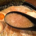 らーめん くま神 - 味玉らーめんのスープ