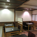 Tsukiji Uemura - 明るい基調の店内　ホールテーブル椅子席
